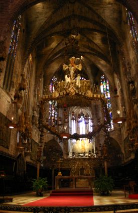 Die Apsis mit Hauptaltar in der Kathedrale La Seu