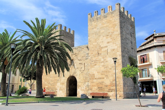 Mallorcas Städte: Alcudia, Das Stadttor Porta de Xara